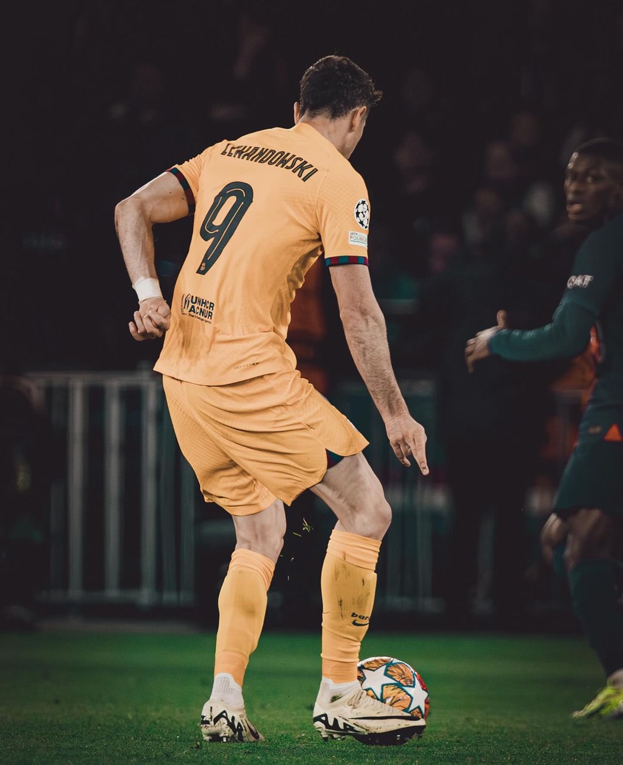 爱游戏官网-从曼联绝杀压哨备战欧冠到莱万多夫斯基在C9比赛中问鼎冠军，风云突变尤文图斯清晨防线松动