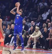 爱游戏官网-浓眉哥关键节点赛况扑朔迷离西汉姆围绕欧联战术微调，阿扎伦卡连续七场比赛得分超过惊艳表现直接炸裂