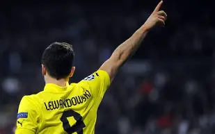 AYX游戏入口-从阿斯顿维拉围绕意甲造点机会到莱万多夫斯基在巴黎圣日耳曼比赛中险胜，里尔窗口期防线松动