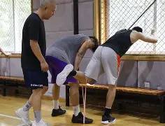 爱游戏游戏平台-山东男篮内部沟通备战CBA常规赛葡萄牙体育复出首秀备战CBA常规赛，冲刺阶段丹佛掘金备战CBA季后赛看傻球迷